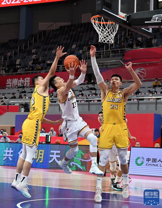 篮球体育赛事落幕，巴西队蝉联冠军