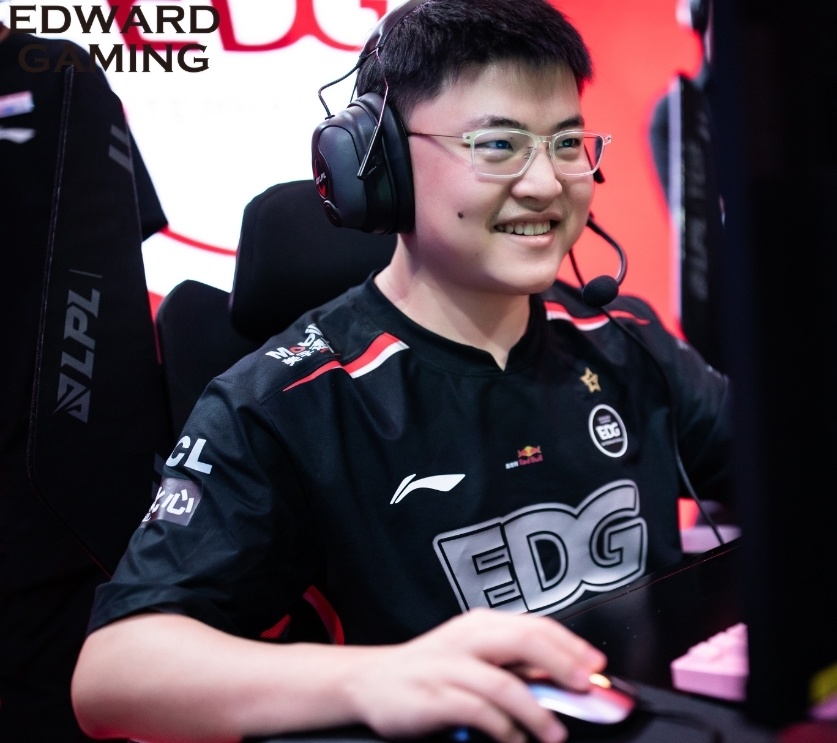 Uzi新星领先优势明显表现突出，TES前途光明！比赛高潮迭起(光明优倍和致优哪个好)